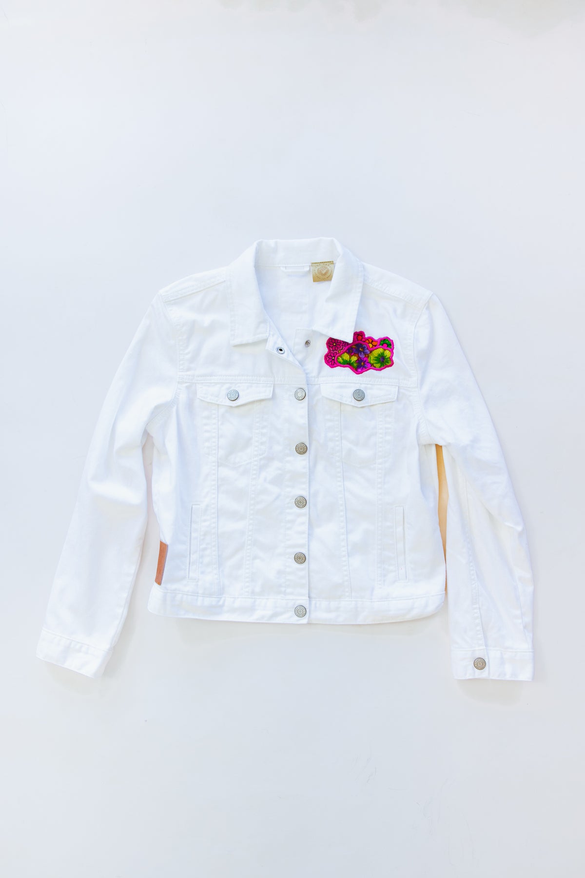 Wings Hawaii Aloha patch denim jacket. White jean jacket with ALOHA design in vintage aloha print fabrics. Upcycled, sustainable, small batch, creative fashion handmade in Maui. 