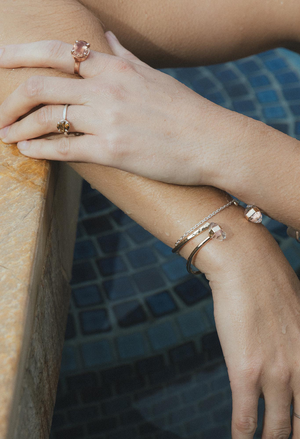 Wings Hawaii Halo ring – Sunstone in solid 14K rose gold. Fine jewelry handcrafted in Maui. Oval-cut gemstone, single prong-set on thick band. Made in Hawaii gifts.
