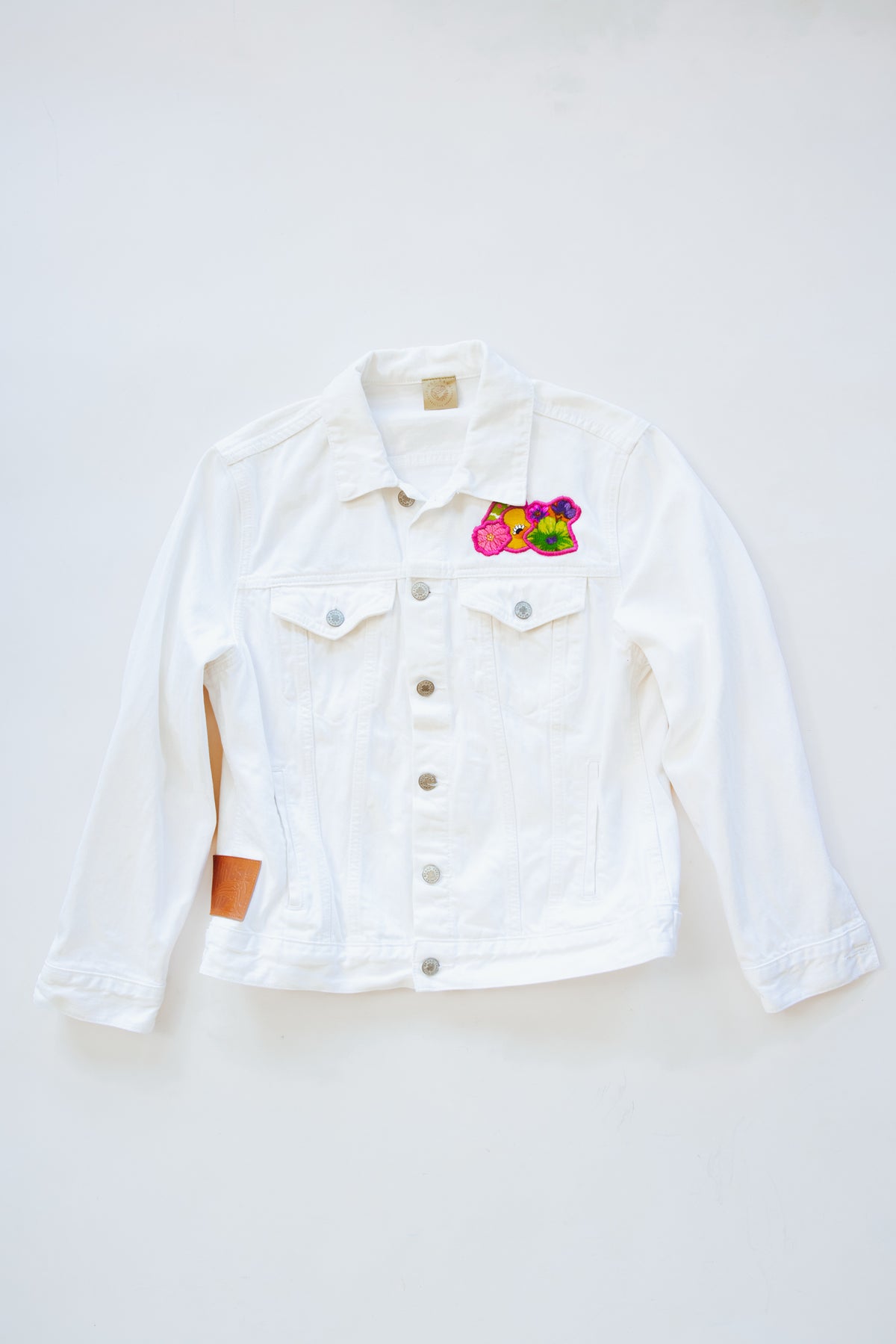 Wings Hawaii Aloha patch denim jacket. White jean jacket with ALOHA design in vintage aloha print fabrics. Upcycled, sustainable, small batch, creative fashion handmade in Maui. 