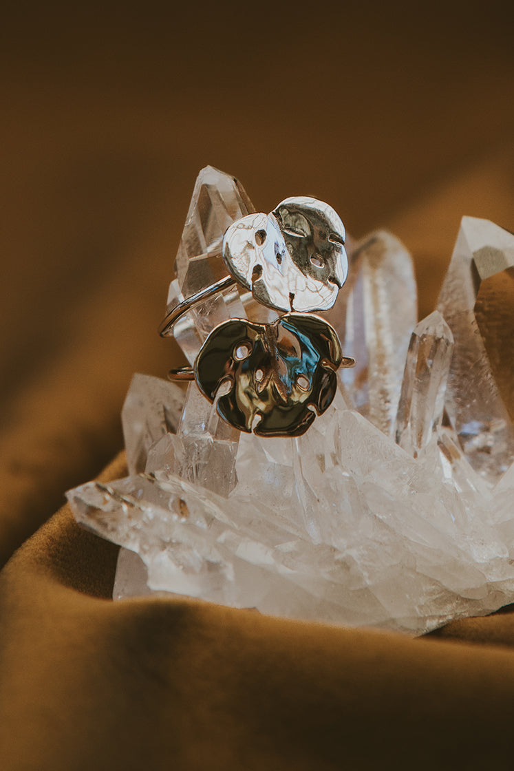 A rings molded into the shape of a monstera leaf
