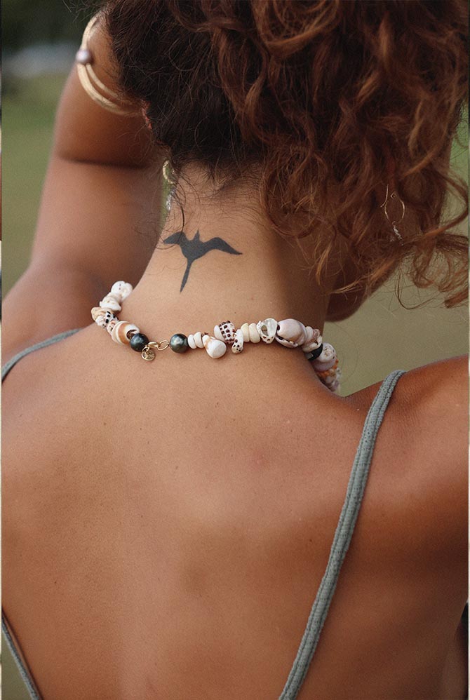 Shell necklace at the nape of the neck