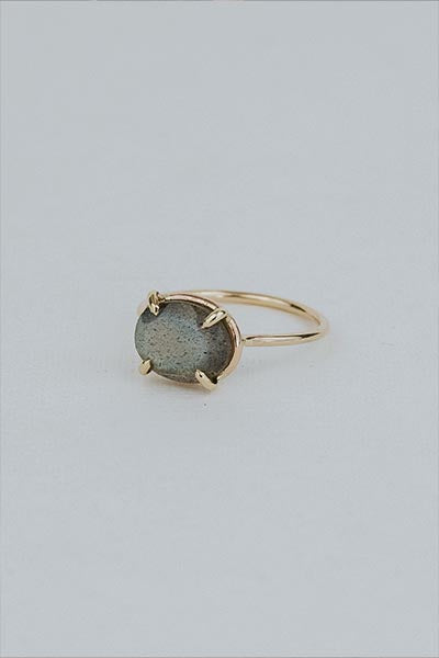 Wings Hawaii Halo ring – Labradorite in solid 14K yellow gold. Fine jewelry handcrafted in Maui. Oval-cut gemstone, single prong-set on delicate band. Made in Hawaii gifts.