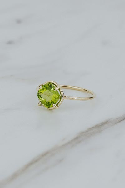 wings hawaii prong set peridot ring 14k yellow gold 