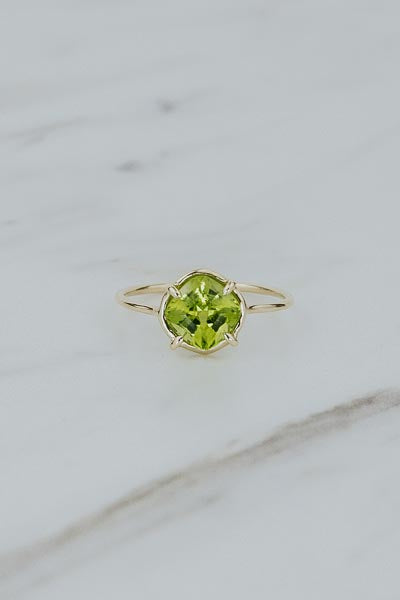 wings hawaii prong set peridot ring 14k yellow gold 