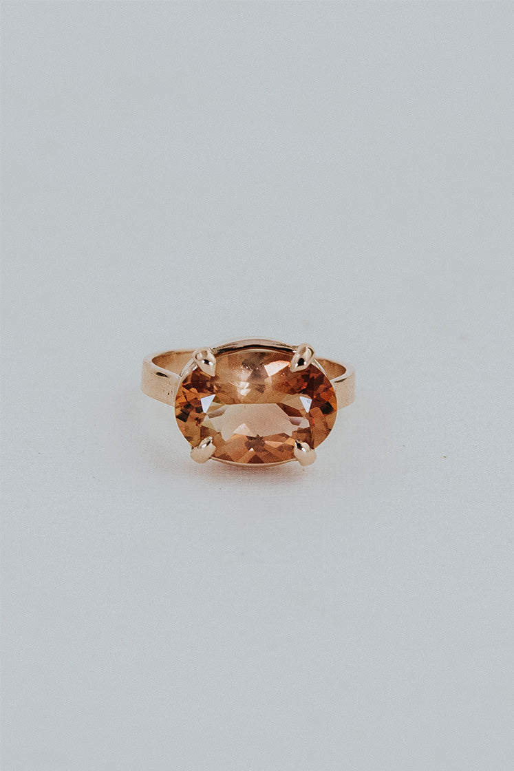 Wings Hawaii Halo ring – red Sunstone in solid 14K rose gold. Fine jewelry handcrafted in Maui. Oval-cut gemstone, single prong-set on thick band. Made in Hawaii gifts.
