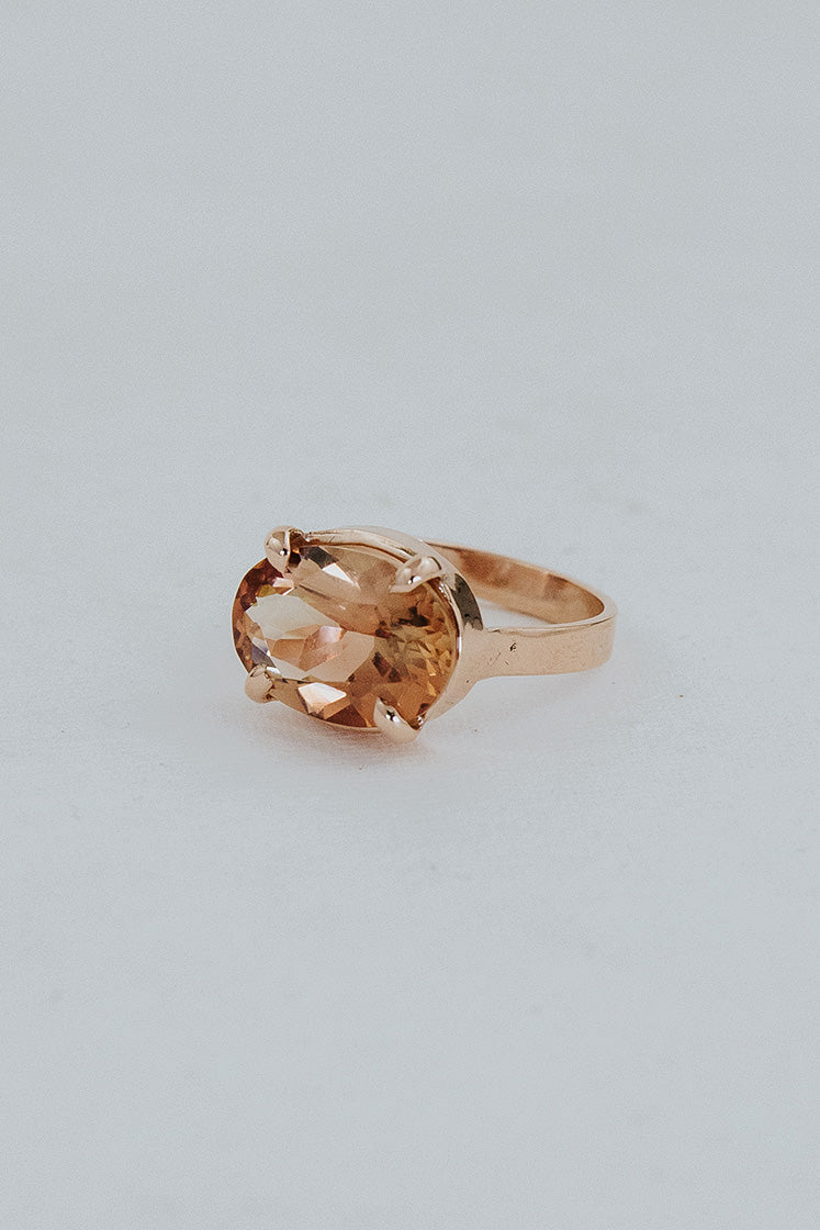 Wings Hawaii Halo ring – Red Sunstone in solid 14K rose gold. Fine jewelry handcrafted in Maui. Oval-cut gemstone, single prong-set on thick band. Made in Hawaii gifts.