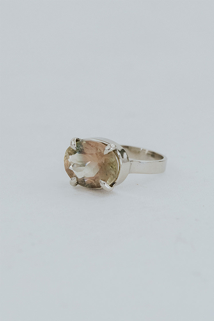 Wings Hawaii Halo ring – Sunstone in solid 14K white gold. Fine jewelry handcrafted in Maui. Oval-cut gemstone, single prong-set on thick band. Made in Hawaii gifts.