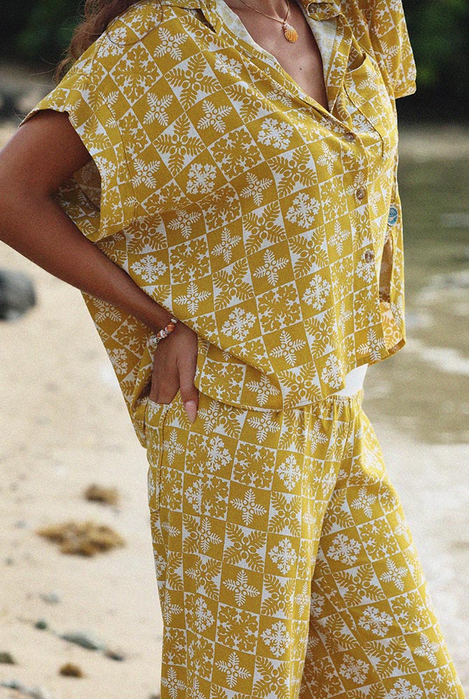 Yellow ulu print set on the beach