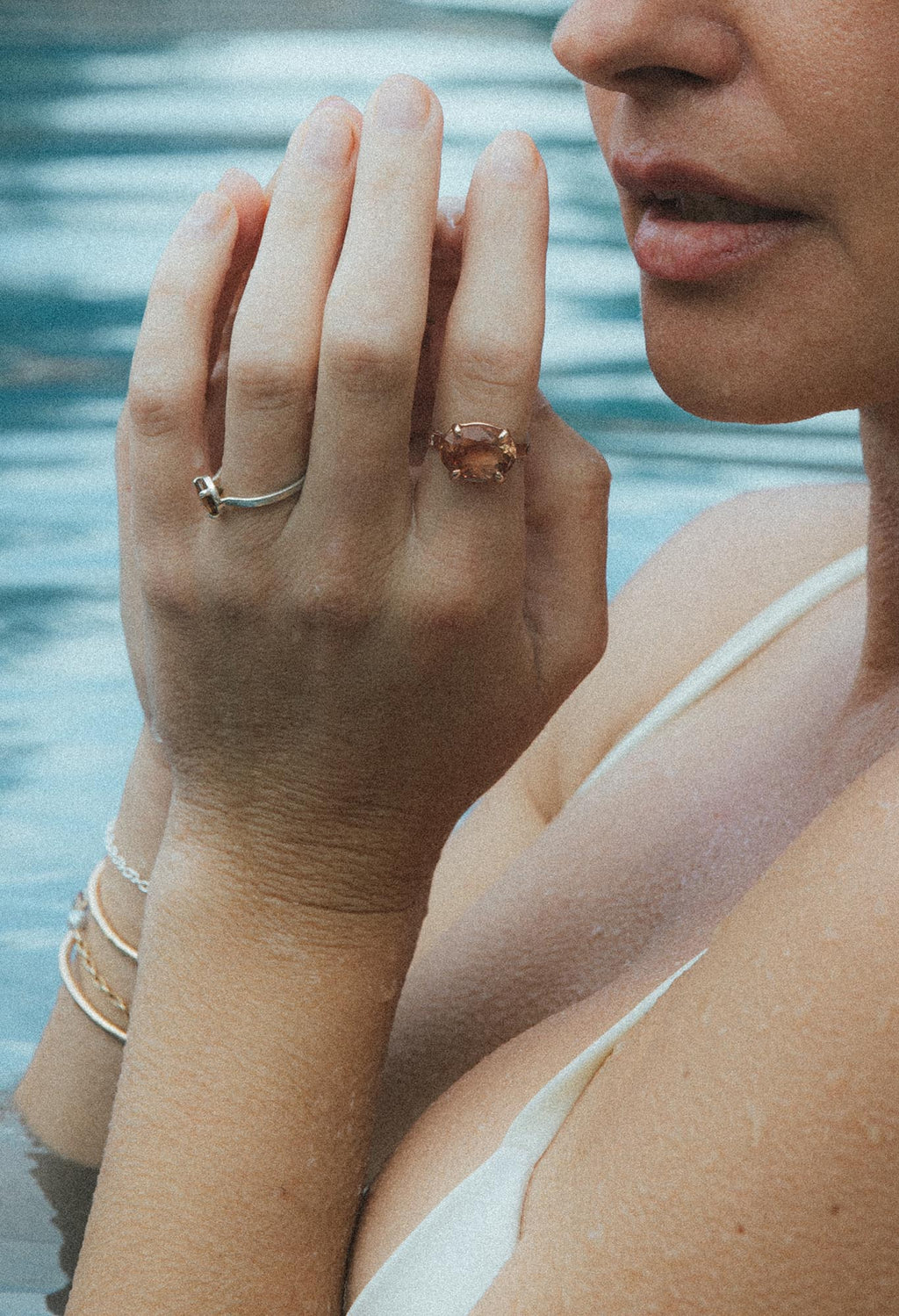 Wings Hawaii Halo ring – Sunstone in solid 14K rose gold. Fine jewelry handcrafted in Maui. Oval-cut gemstone, single prong-set on thick band. Made in Hawaii gifts.